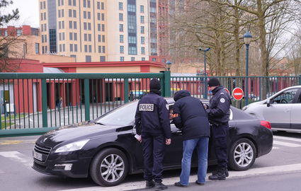 Chauffeur arrêté par des policiers