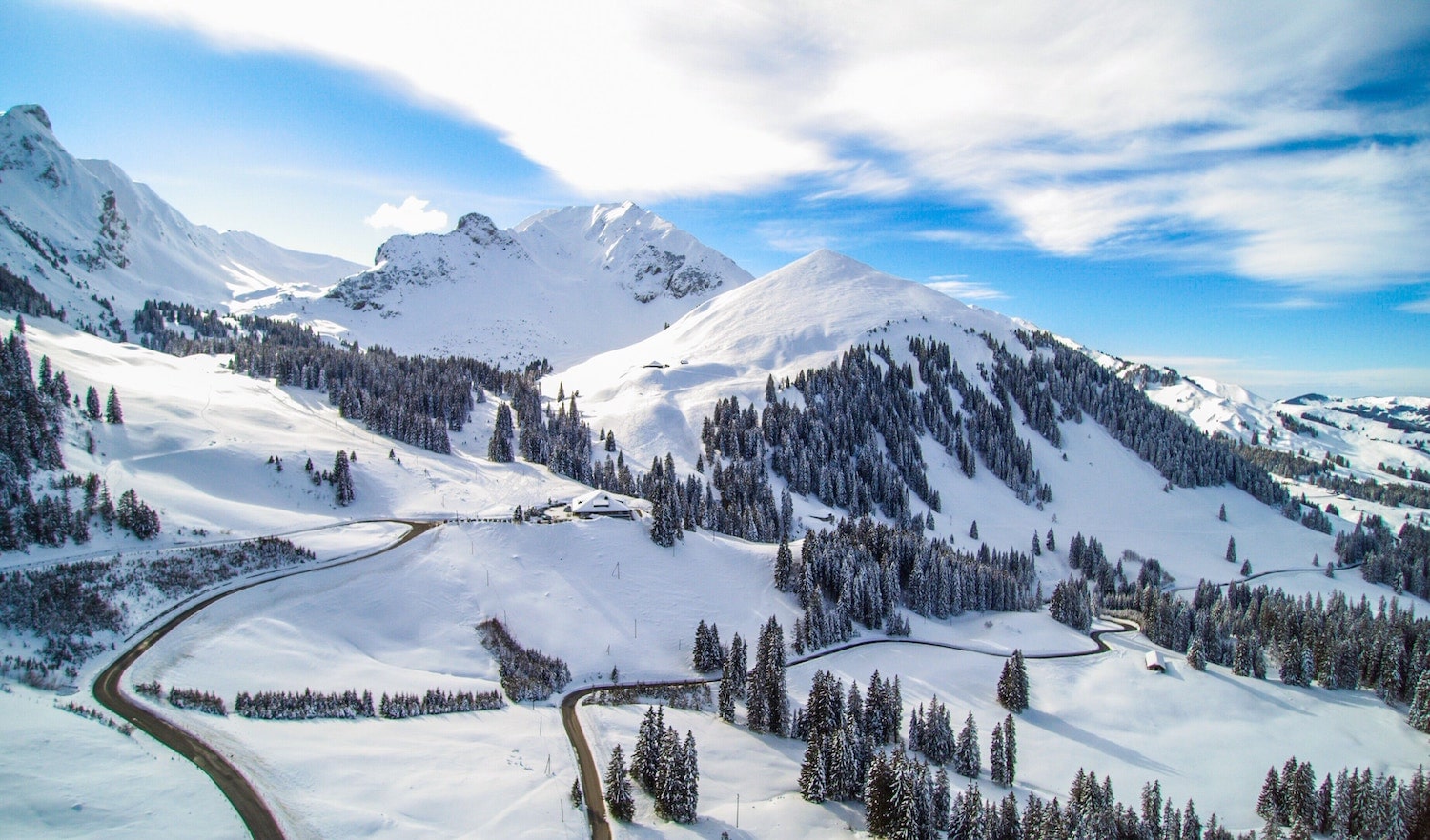 Conseils pour conduire sur une route de montagne en hiver